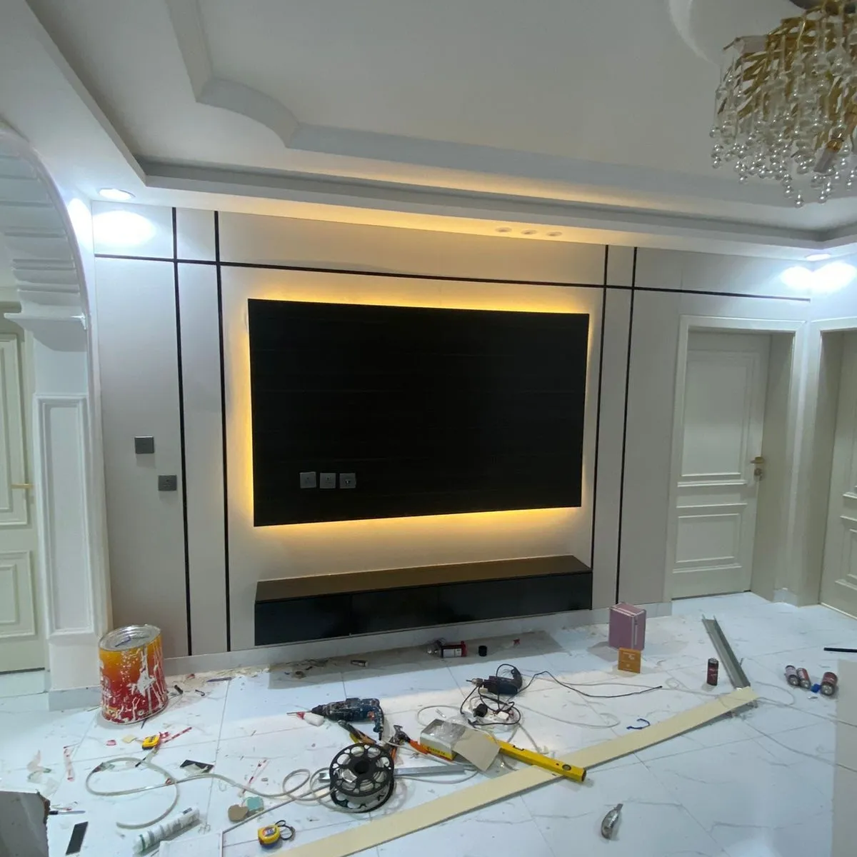 معلم دهانات وديكورات فوم وبديل الشيبورد ودواليب في حي النخيل